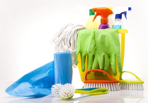 Move out cleaning in a living room with dusting and floor care